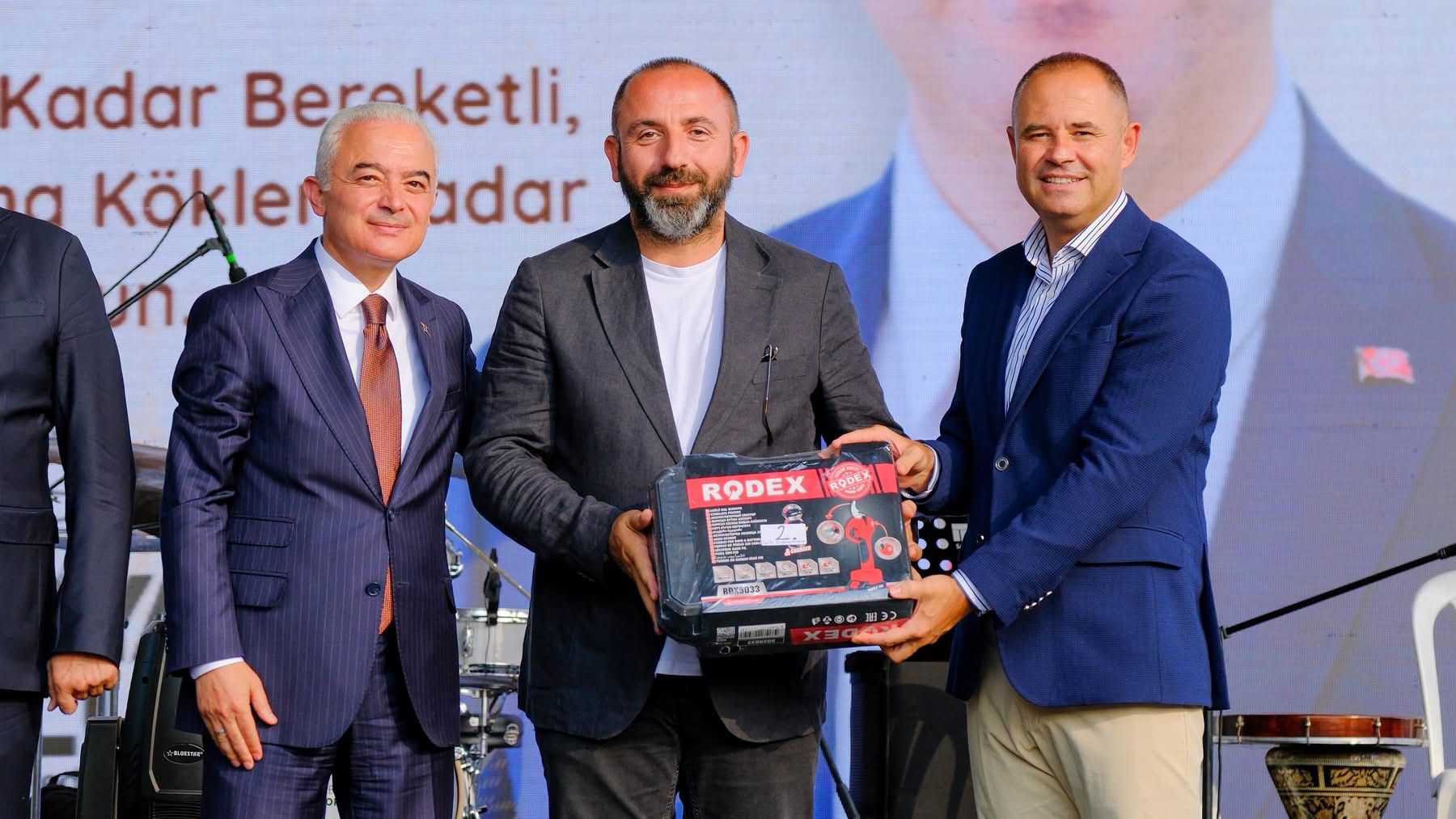 2026 Yılı En İyi Bağ ve Üzüm Üreticisi Yarışması Kapsamında Sofralık ve Şıralık Kategoride Dereceye Giren Değerli Üreticilerimize Ödüllerini Takdim Ettik — fotoğraf 2