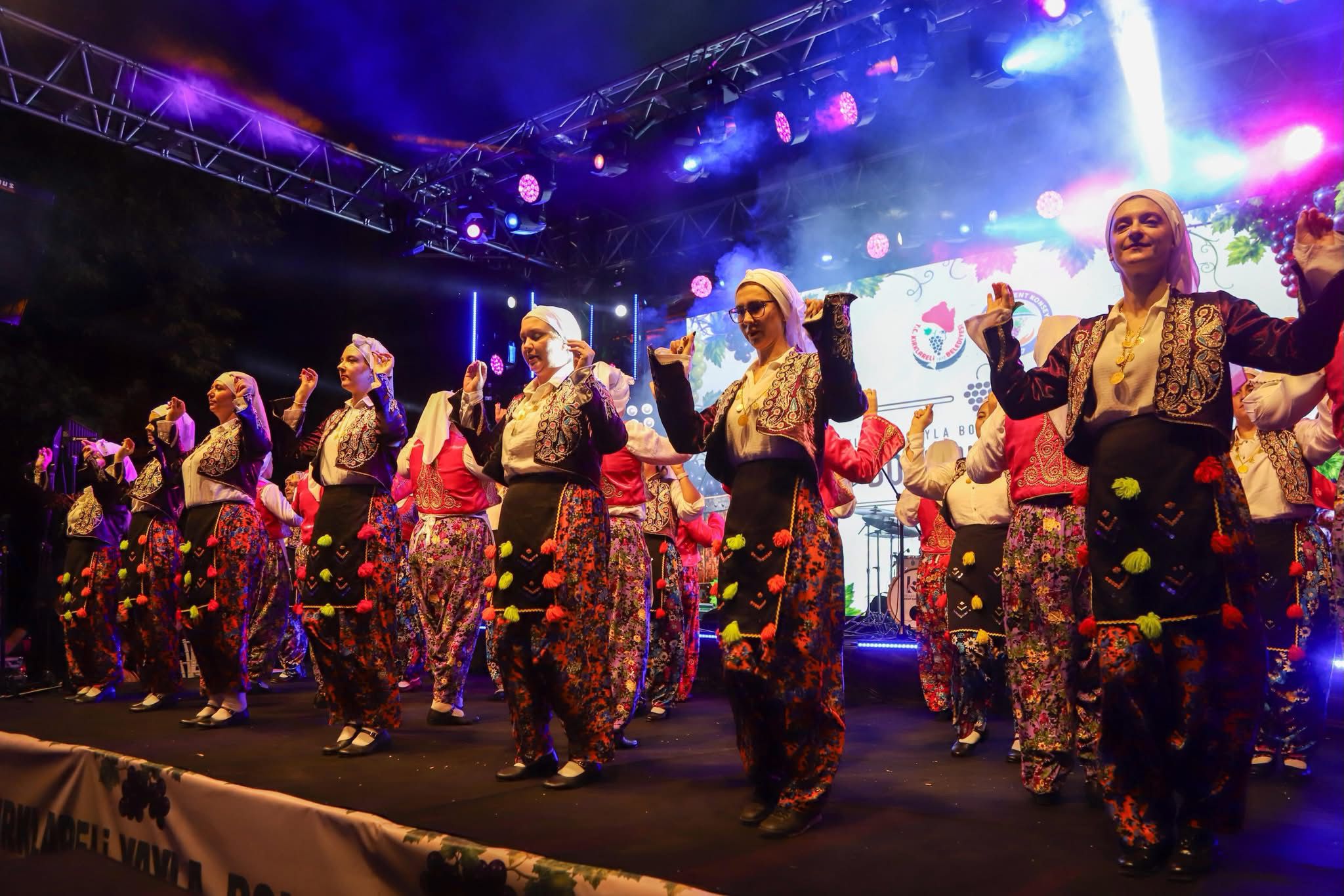 Belediyemiz Sanat Atölyeleri Halk Oyunları Ekibimiz 17. Yayla Bolluk, Bereket, Hasat ve Bağ Bozumu Şenliklerimizde Sahne Alarak Bizlere Keyif Dolu Bir Akşam Yaşattı — fotoğraf 10