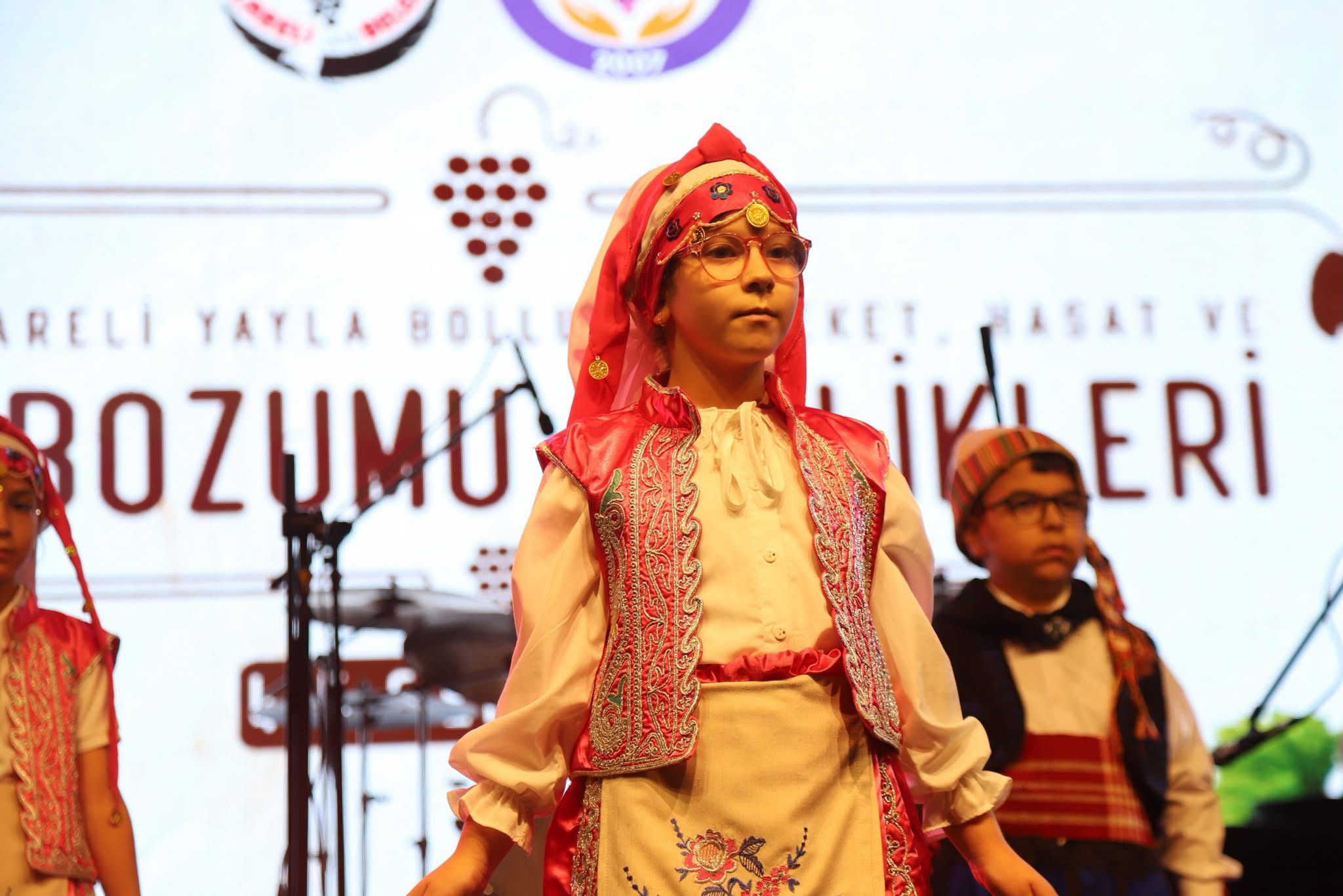 Belediyemiz Sanat Atölyeleri Halk Oyunları Ekibimiz 17. Yayla Bolluk, Bereket, Hasat ve Bağ Bozumu Şenliklerimizde Sahne Alarak Bizlere Keyif Dolu Bir Akşam Yaşattı — fotoğraf 12