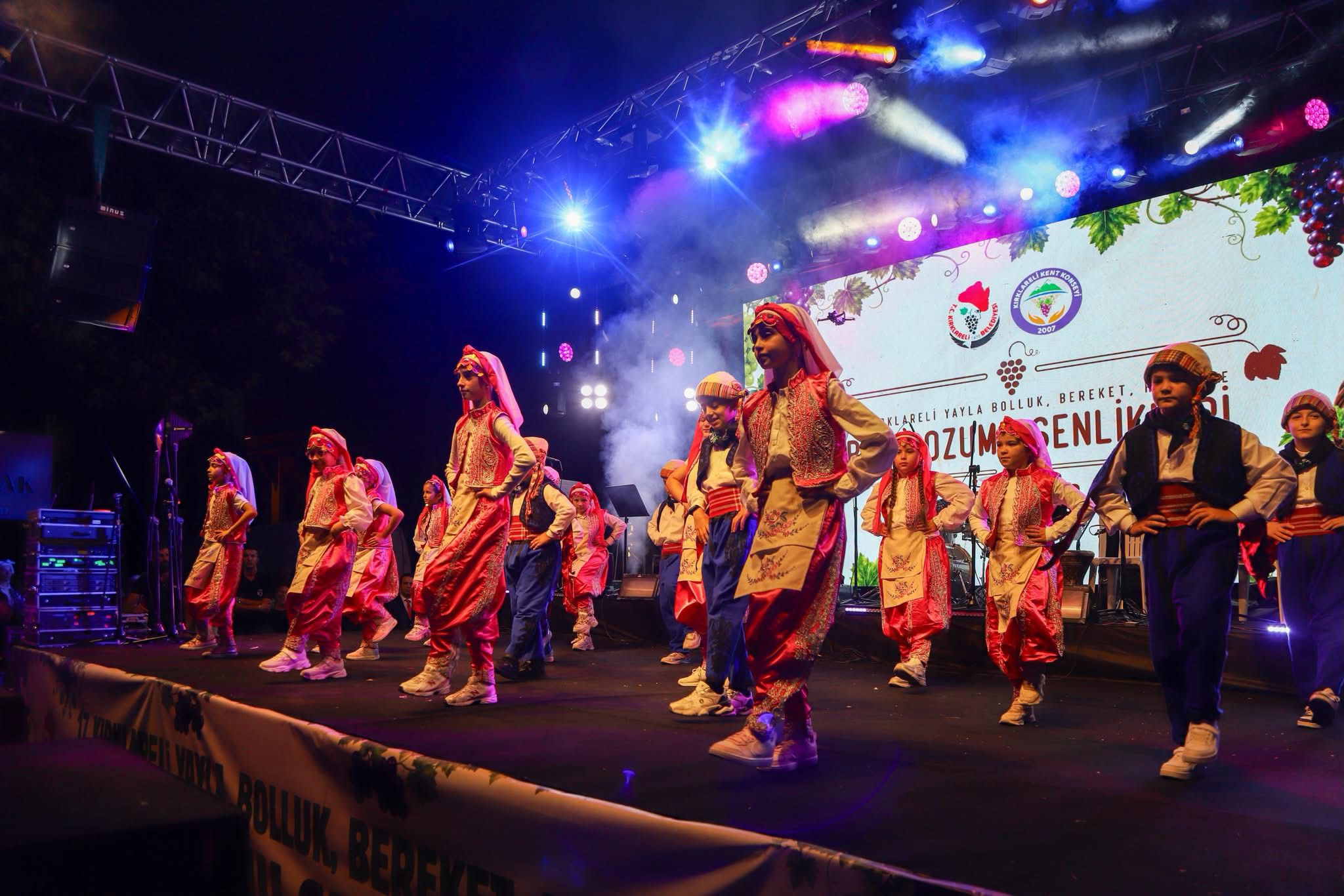 Belediyemiz Sanat Atölyeleri Halk Oyunları Ekibimiz 17. Yayla Bolluk, Bereket, Hasat ve Bağ Bozumu Şenliklerimizde Sahne Alarak Bizlere Keyif Dolu Bir Akşam Yaşattı — fotoğraf 15
