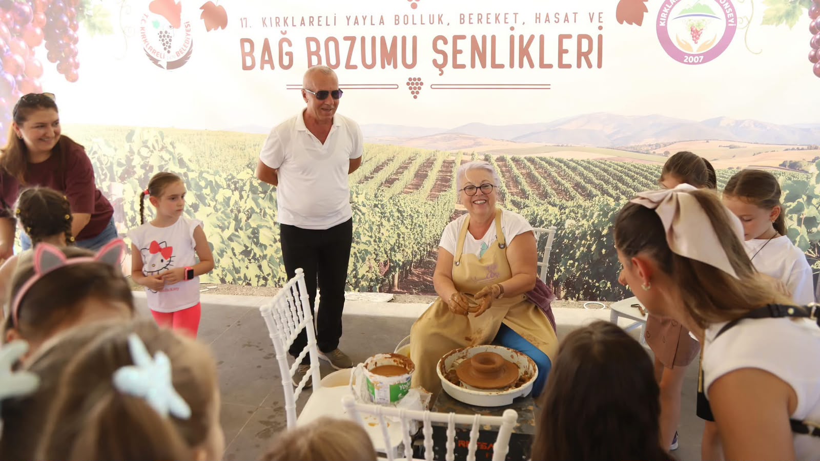 Şenliklerimizin Çocuk Atölyeleri Kapsamında Yasemen Işık Sayılgan Tarafından Düzenlenen “Çömlekçi Tornası” Adlı Seramik Atölyesinde Çocuklarımızla Bir Araya Geldik — fotoğraf 6