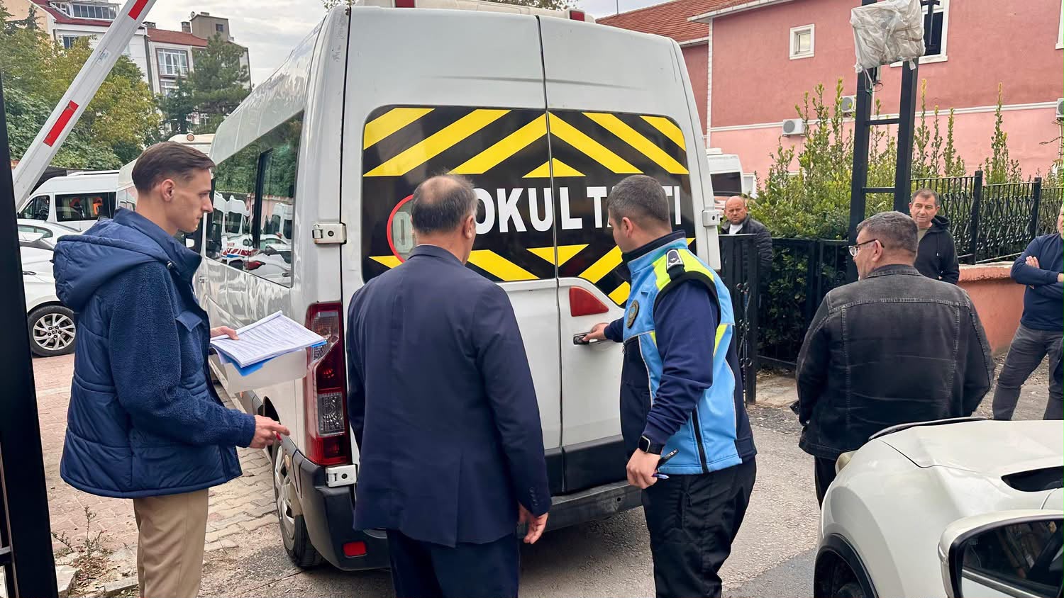 Belediyemiz Zabıta Müdürlüğü İl Emniyet Müdürlüğü İl Jandarma Komutanlığı ve İl Millî Eğitim Müdürlüğü Ekiplerinin Katılımıyla Taşımalı Eğitim ve Özel Öğrenci Servislerine Yönelik Ortak Denetim Gerçekleştirildi — fotoğraf 3
